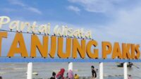 Pantai Tanjung Pakis Kawarang